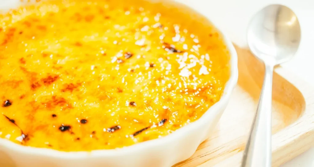 Postres Españoles
Crema Catalana: El Primo Elegante del Crème Brûlée