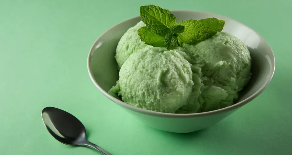 Matcha: el sabor japonés que está revolucionando la repostería
Helado de matcha casero