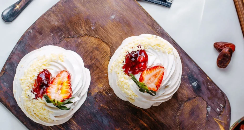 Receta gourmet: Mini pavlovas de guayaba y cardamomo