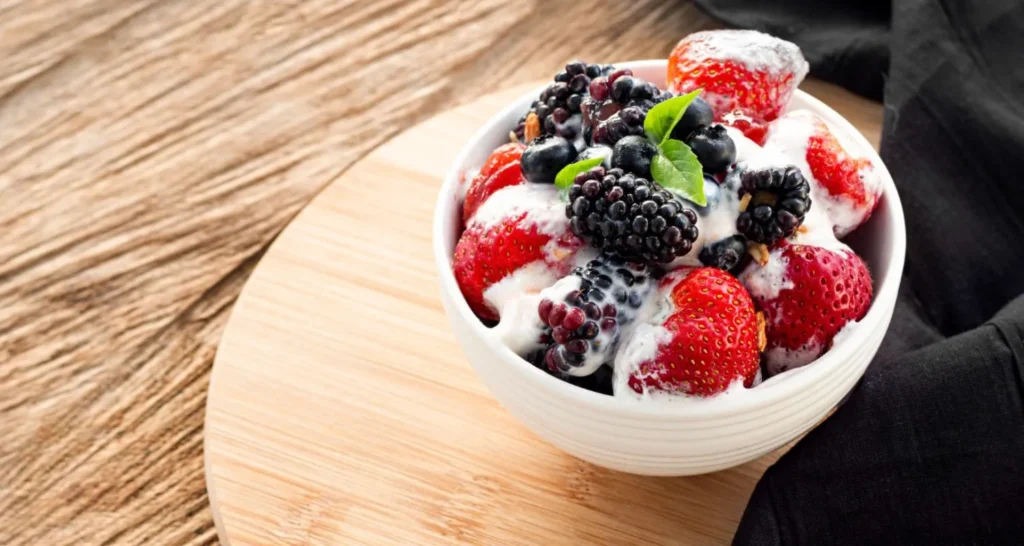 Yogur griego con frutas del bosque