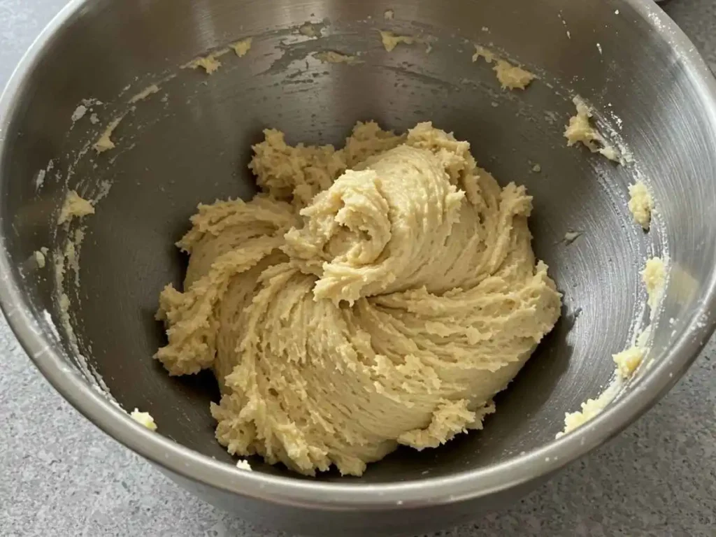 Masa homogénea de galletas de vainilla recién hecha en un bol
